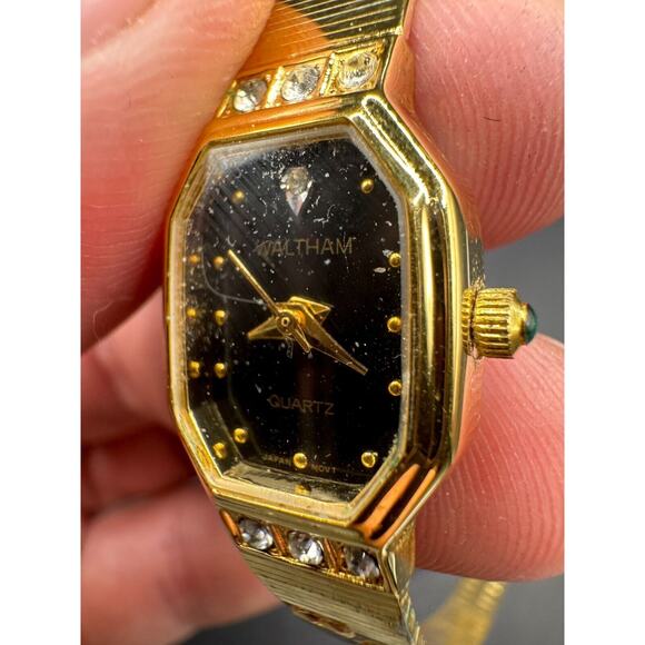 Waltham Womens Gold Tone w/ Rhinestone Watch Black Dial Bling Heart Band SR527SW